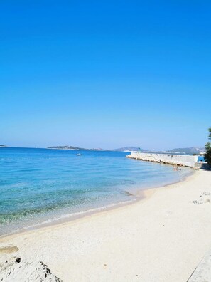 Una spiaggia nelle vicinanze