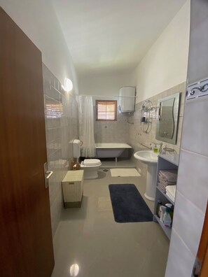 House | Bathroom | Bathtub - House Katy (Ploce)