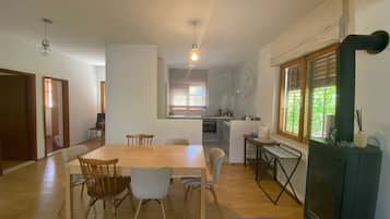 Casa | Cocina privada | Frigorífico, horno, placa de cocina y lavavajillas