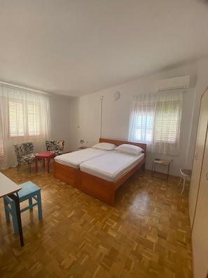 A bedroom with a double bed, a desk, two chairs, and a wardrobe. - House Katy (Ploce)