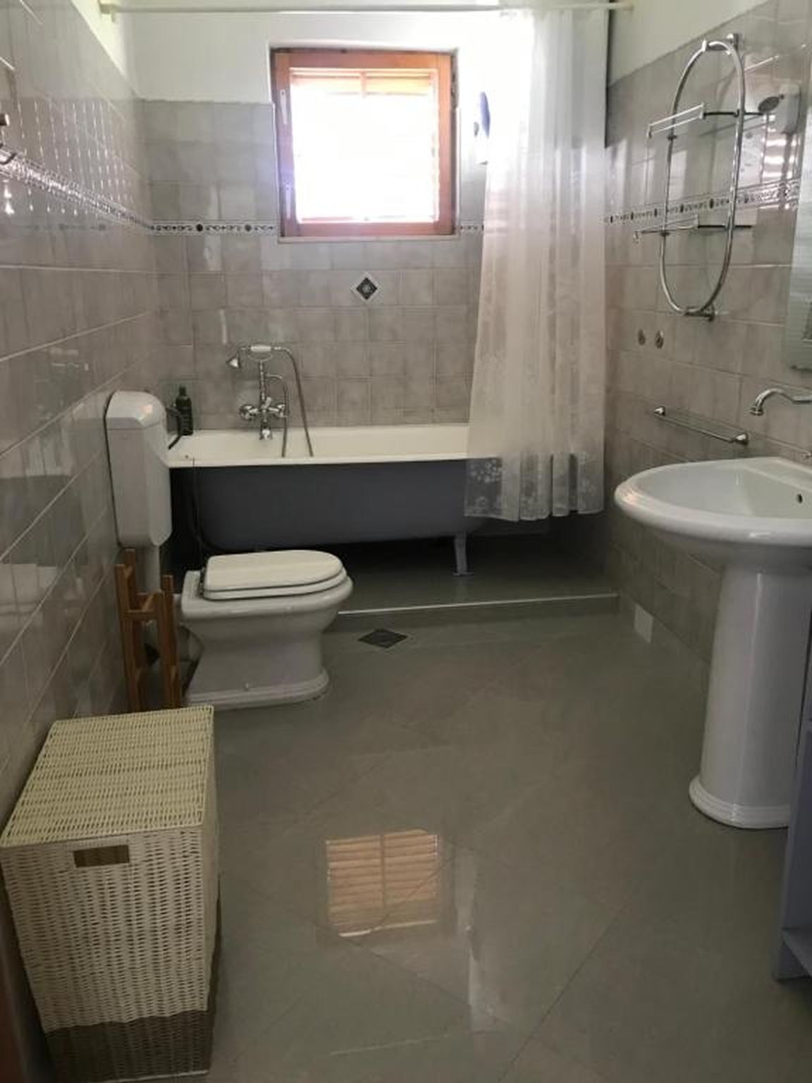 Ein Badezimmer mit Badewanne, Toilette und Waschbecken.
