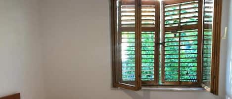 House | Iron/ironing board, free WiFi