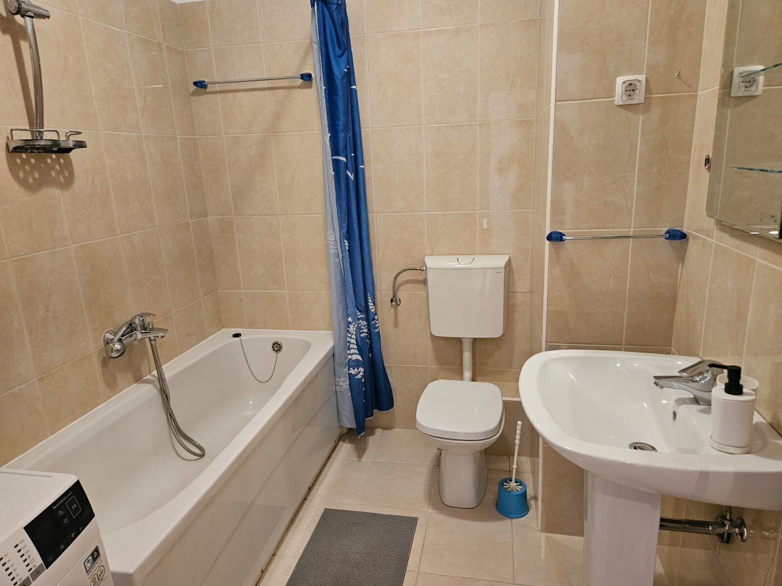 Un bagno con vasca, water e lavandino.