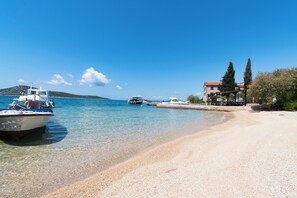 Beach nearby - Apartments Delfin (Vodice)