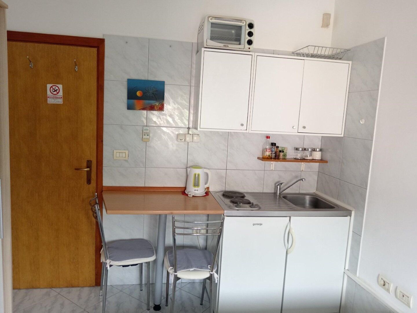 Room (S1) | Private kitchen | Mini-fridge, stovetop, electric kettle