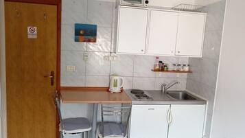 Room (S1) | Private kitchen | Mini-fridge, stovetop, electric kettle