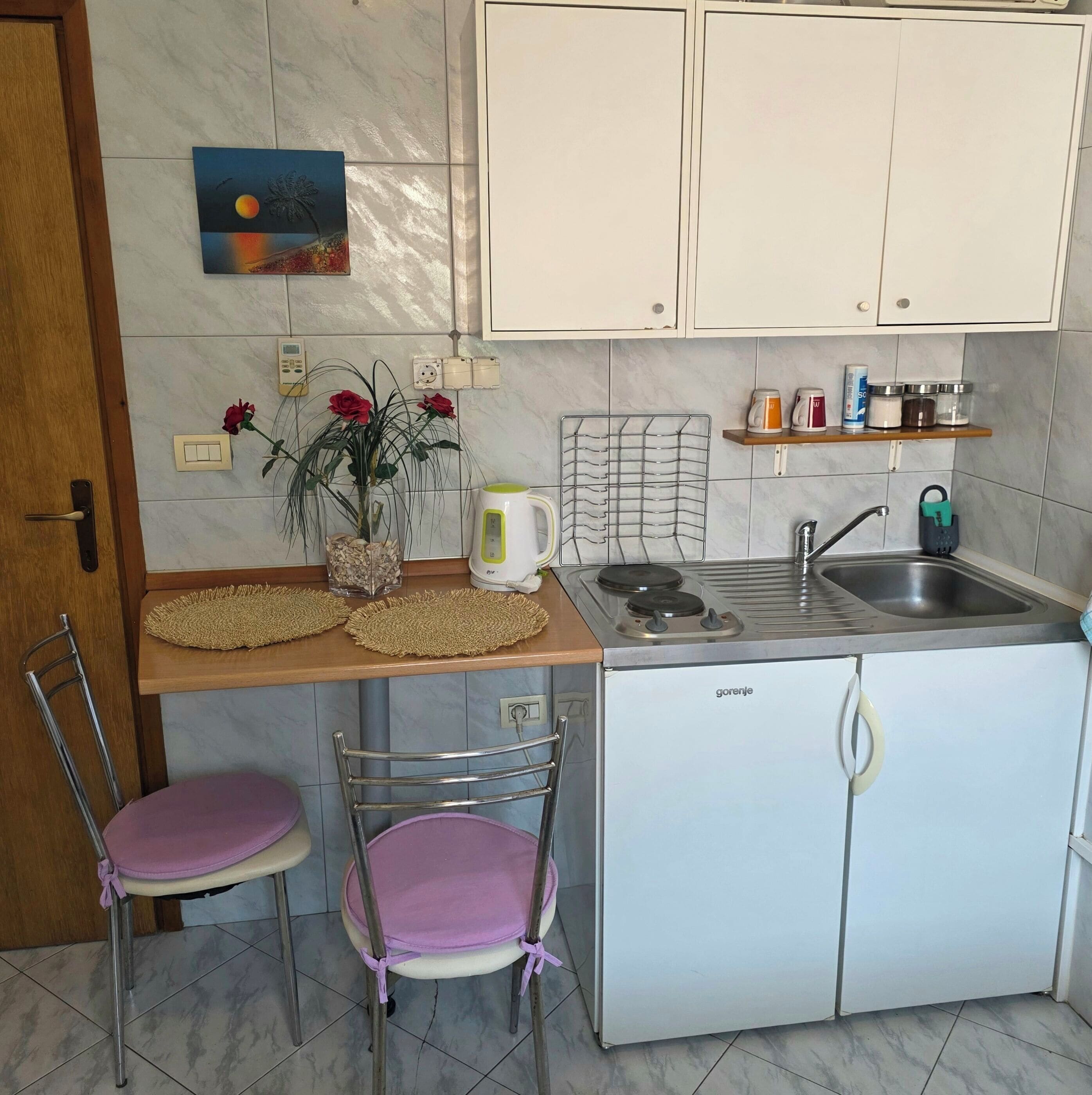 Room (S1) | Private kitchen | Mini-fridge, stovetop, electric kettle