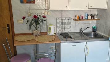 Room (S1) | Private kitchen | Mini-fridge, stovetop, electric kettle