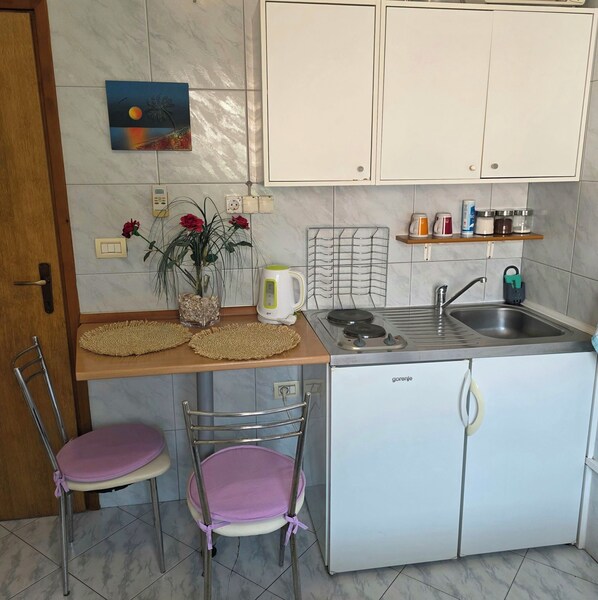 Zimmer (S1) | Eigene Küche | Mini-Kühlschrank, Herdplatte, Wasserkocher