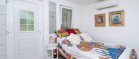 House | Iron/ironing board, free WiFi