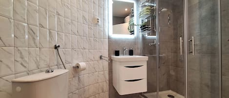 Apartment (A1) | Bathroom | Shower, towels