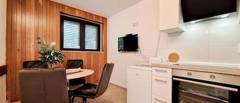Apartment (A1) | Eigene Küche | Kühlschrank, Ofen, Herdplatte, Geschirrspüler