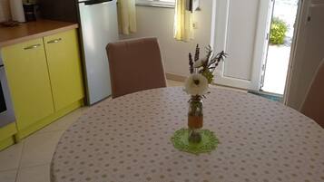 Studio (A1) | Dining
