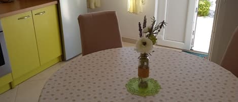 Studio (A1) | Dining