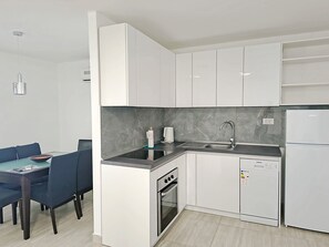 Apartment (A3) | Dapur peribadi | Peti sejuk, dapur, mesin basuh pinggan mangkuk, cerek elektrik 