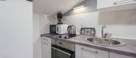 Studio (A2) | Private kitchen | Fridge, oven, stovetop, electric kettle