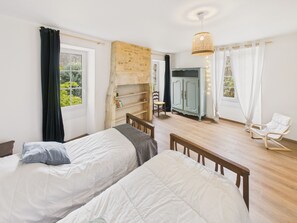3 bedrooms, iron/ironing board, free WiFi