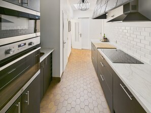 Fridge, oven, dishwasher, coffee/tea maker
