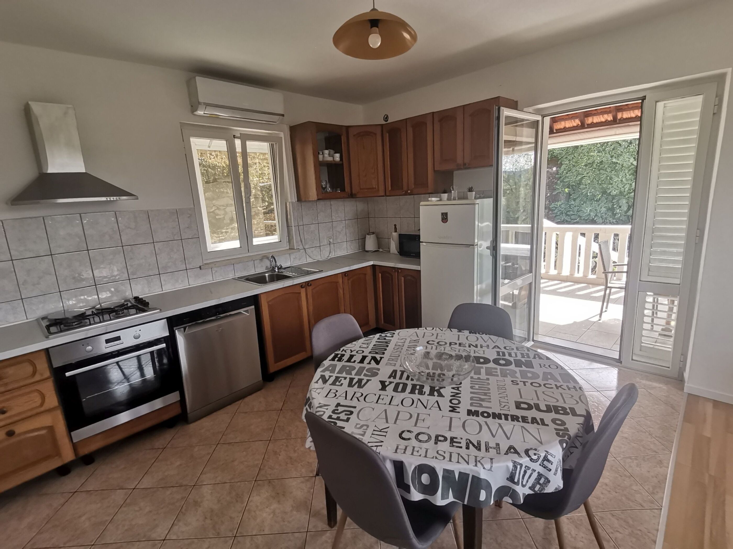 House | Private kitchen | Fridge, microwave, oven, stovetop