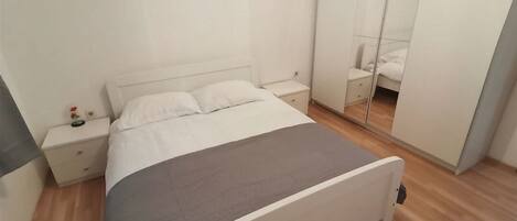 House | Iron/ironing board, free WiFi