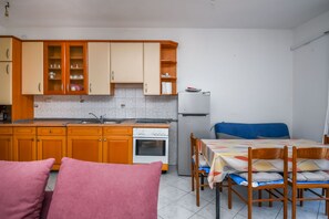 Apartment (A1) | Private kitchen | Fridge, oven, stovetop, cookware/dishes/utensils - Apartment Agi (Kastela)