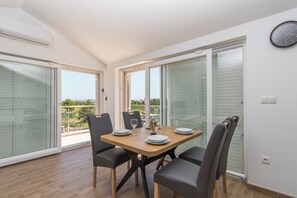Apartment (A4) | Tempat makan