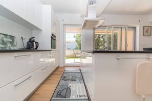 Apartment (A1) | Dapur peribadi | Peti sejuk, ketuhar, dapur, cerek elektrik 