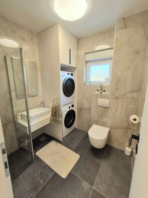 Departamento (A1) | Baño | Regadera, toallas, jabón, papel de baño 