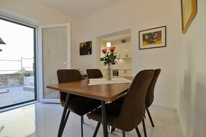 Apartment (A1) | Tempat makan