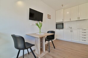 Apartment (A2) | Eigene Küche | Kühlschrank, Ofen, Herdplatte, Geschirrspüler
