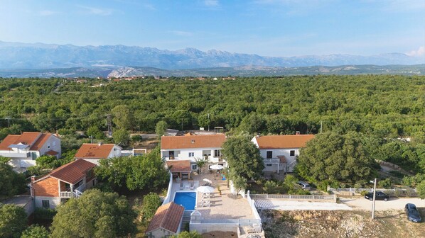 حمّام سباحة خارجي