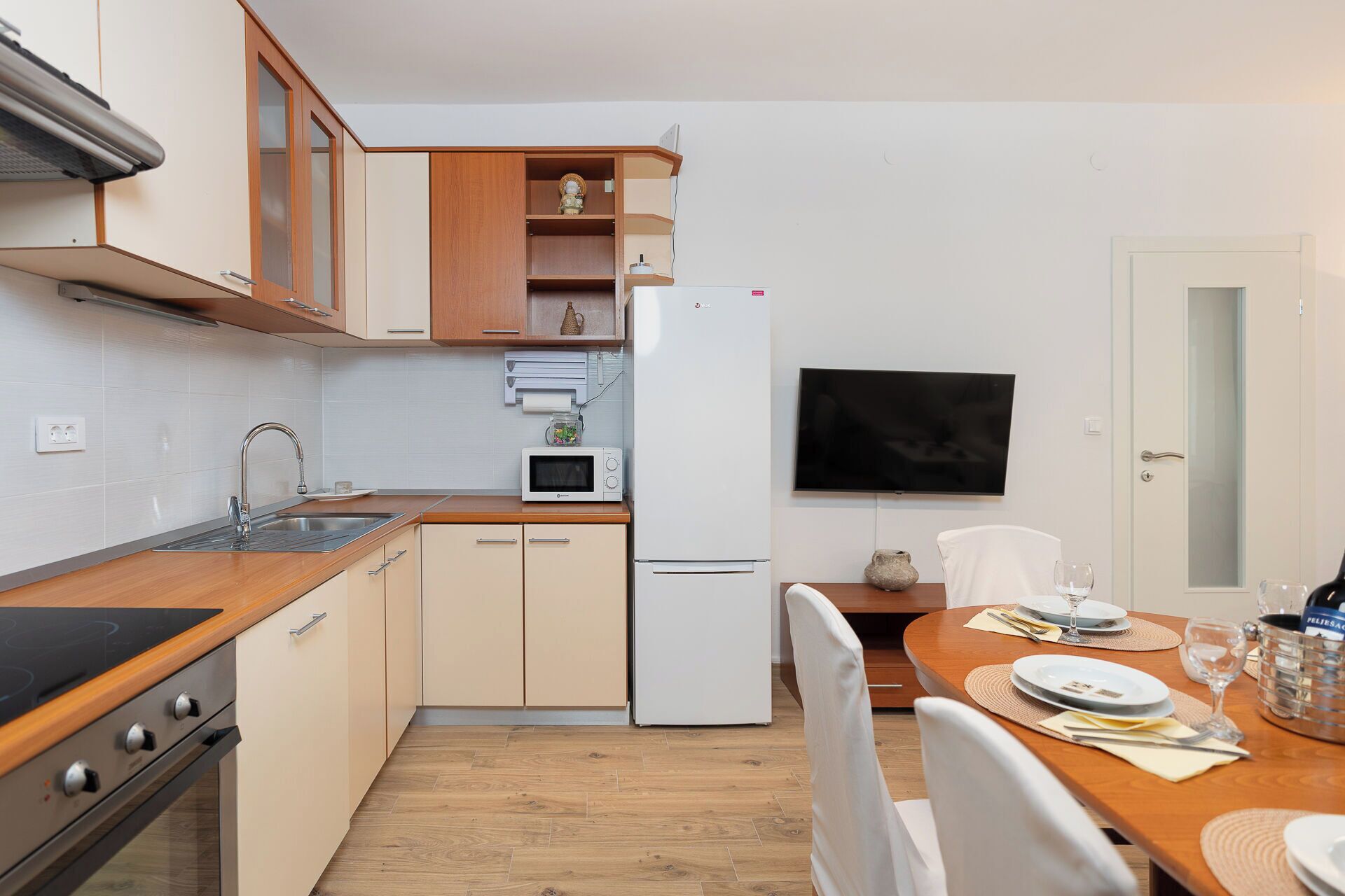 House | Private kitchen | Fridge, microwave, oven, stovetop