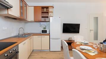 House | Private kitchen | Fridge, microwave, oven, stovetop