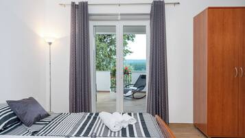 House | In-room safe, iron/ironing board, free WiFi