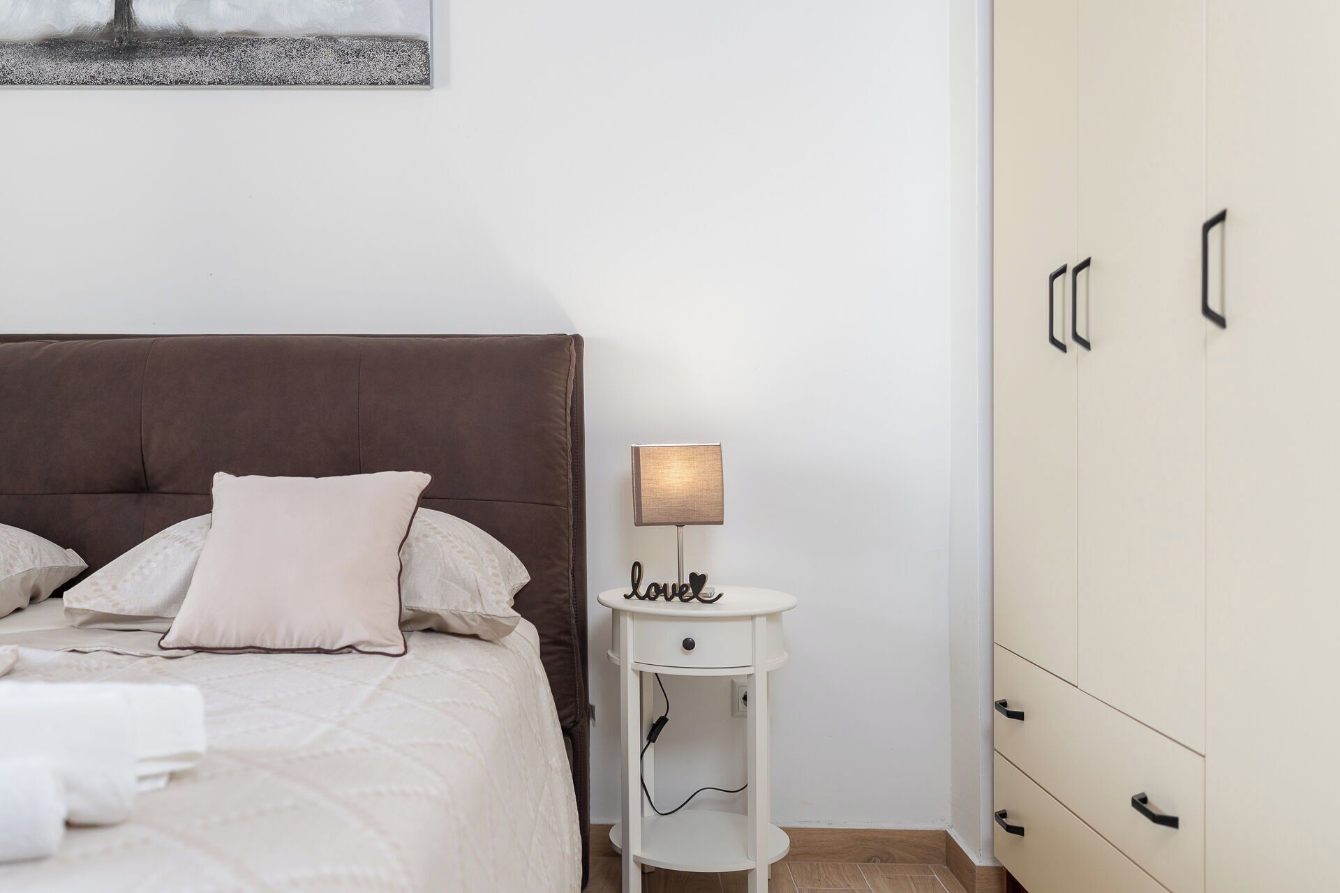 خزنة داخل الغرفة ومكواة/لوح كي وواي فاي مجانًا