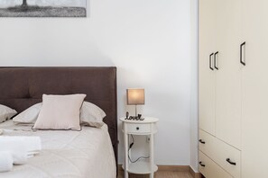 خزنة داخل الغرفة ومكواة/لوح كي وواي فاي مجانًا