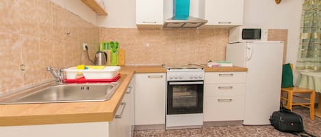 Appartement (A2) | Cuisine privée | Réfrigérateur, four, plaque de cuisson, bouilloire électrique