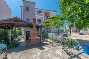 Free self-parking - Apartments Selma (Biograd na Moru)