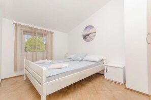 Free WiFi - Apartments Lovely Courtyard (Vir)