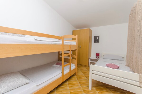 A bunk bed room with a wooden bunk bed, a white desk, and a wardrobe. - Apartments Lovely Courtyard (Vir)