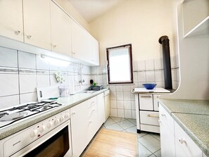 Ház | Privát konyha | Hűtőszekrény, mikrohullámú sütő, sütő és főzőlap