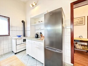 Maison | Cuisine privée | Réfrigérateur, four à micro-ondes, un four, surface de cuisson