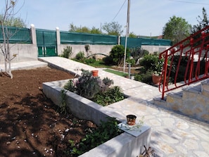Garden - House Tamy - With Jacuzzi (Omis)