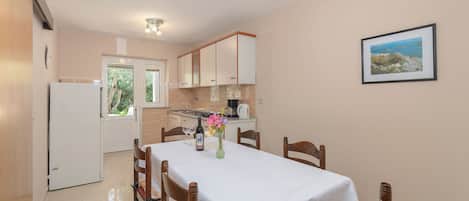 Apartment (A2) | Dining