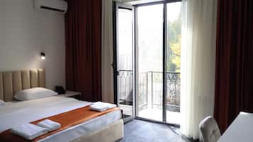 Double Room, Balcony | Blackout drapes, soundproofing, iron/ironing board, free WiFi
