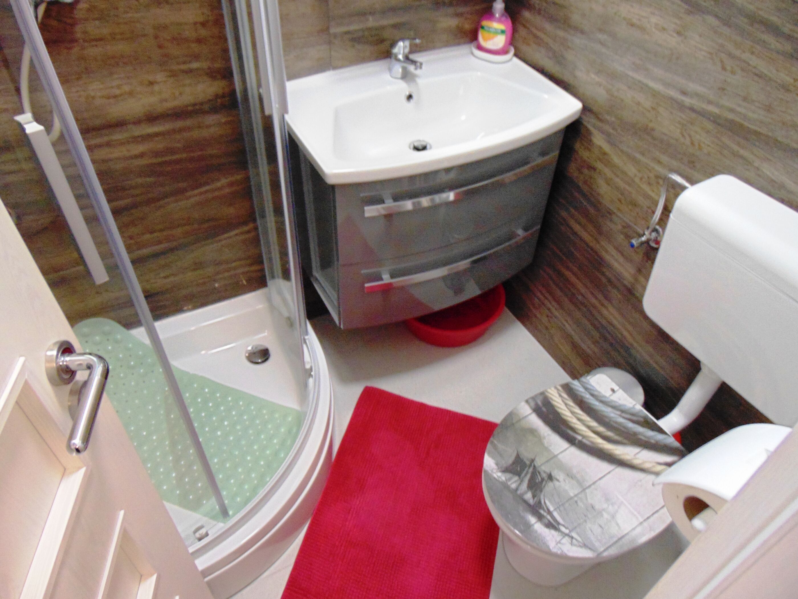 Un bagno con doccia, lavandino e wc.
