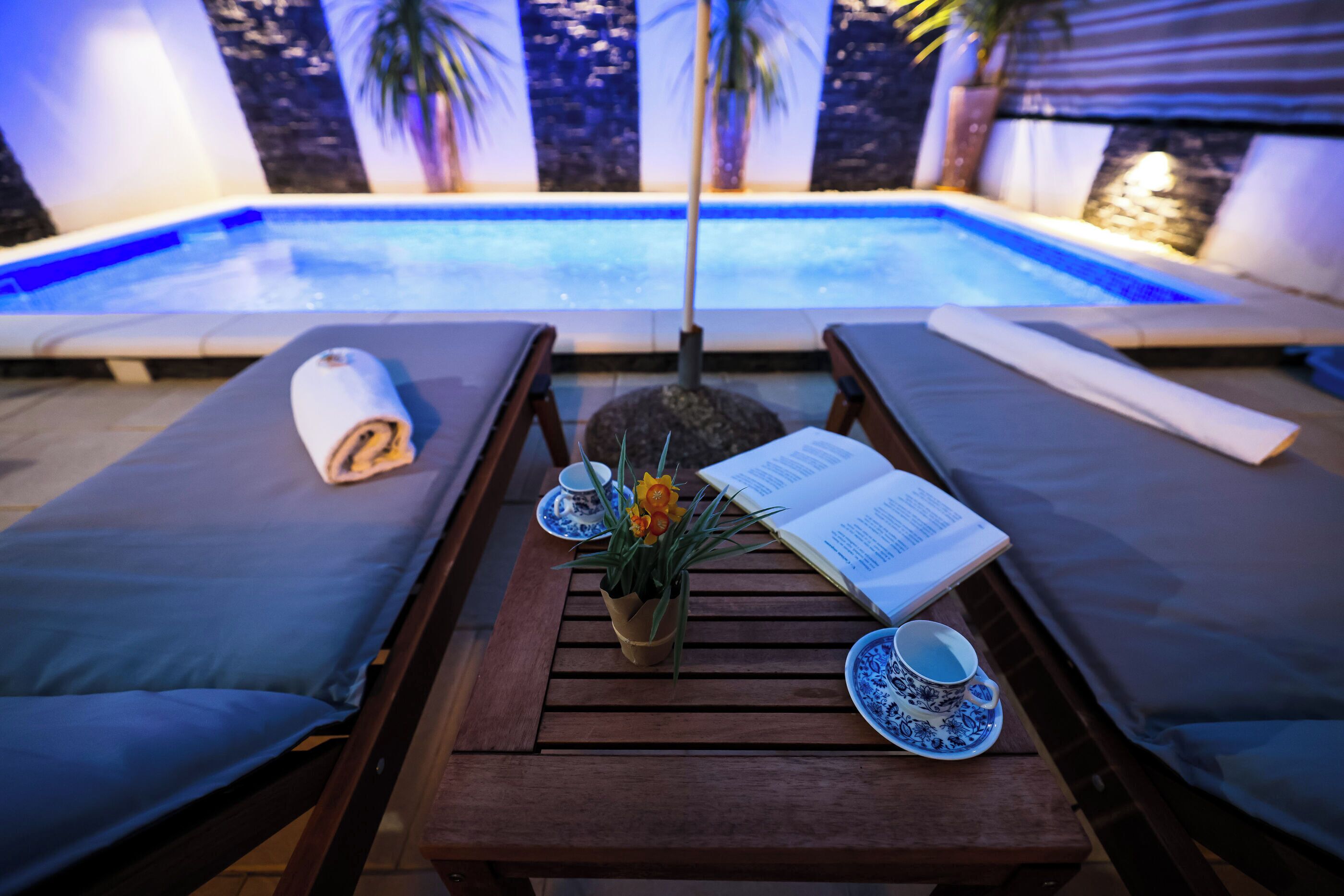 Außenpool, Sonnenschirme, Liegestühle