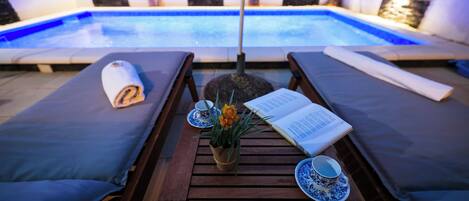 Außenpool, Sonnenschirme, Liegestühle