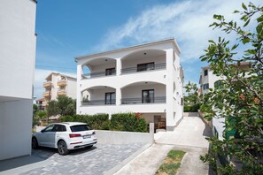 Free self-parking - Apartment Val (Okrug)