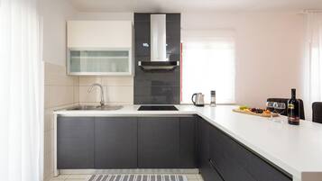 Apartment (A1) | Private kitchen | Fridge, microwave, oven, stovetop